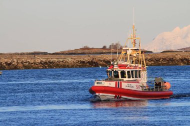 Kurtarma botu denizde yüzüyor.
