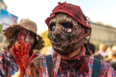FRANCE, Paris: 8. Zombi Yürüyüşü sırasında 3 Ekim 2015 'te Paris' te bir katılımcı poz verdi.