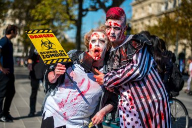 FRANCE, Paris: Katılımcılar 3 Ekim 2015 'te Paris' te düzenlenen 8. Zombi Yürüyüşü sırasında poz verdiler.