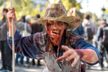 FRANCE, Paris: 8. Zombi Yürüyüşü sırasında 3 Ekim 2015 'te Paris' te bir katılımcı poz verdi.
