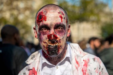 FRANCE, Paris: 8. Zombi Yürüyüşü sırasında 3 Ekim 2015 'te Paris' te bir katılımcı poz verdi.