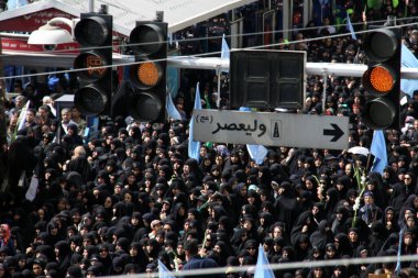 İran, Tahran: Aileler ve arkadaşlar, Mena trajedisinde kaybedilen sevdiklerine son vedalarını etmek üzere 4 Ekim 2015 'te Behesht-e Zahra mezarlığında bir araya geldiler.