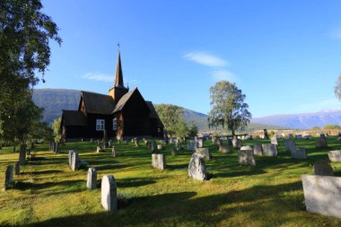 Mezarlığın yakınındaki eski Woden evinin güzel manzarası 