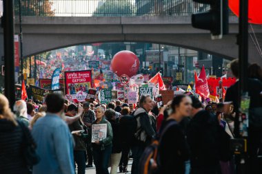 Birleşik Krallık, Manchester: İngiltere 'nin Manchester kentinde düzenlenen Muhafazakar Parti Konferansına karşı düzenlenen tasarruf karşıtı yürüyüş sırasında, pankart tutan protestocular görülüyor.