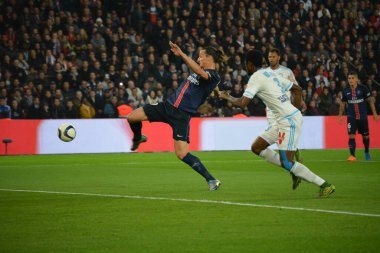 FRANCE, Paris: Zlatan Ibrahimoviç, 4 Ekim 2015 tarihinde Paris-Saint-Germain ve Marsilya arasında oynanan Ligue 1 karşılaşmasında Parc des Princes sahasında bir topa vuruyor.