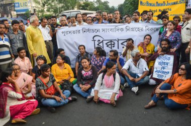 INDIA, Batı Bengal: Fotoğraf muhabirleri, 5 Ekim 2015 'te Hindistan' ın Batı Bengal kentinde medyaya yapılan vahşi saldırıya karşı Kalküta Basın Kulübü (CPC) tarafından düzenlenen sessiz protesto sırasında kameralarını indirdi.