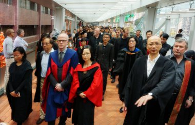 ÇİN, Hong-Kong: 6 Ekim 2015 'te Pekin' in akademik adaylığa müdahalesine karşı sessiz bir yürüyüş sırasında, Hong Kong Üniversitesi kampüsünde yaklaşık 1000 öğrenci, profesör ve akademisyen sessizce yürüdü.