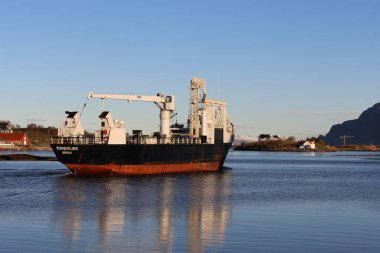 Denizde büyük bir geminin manzarası.