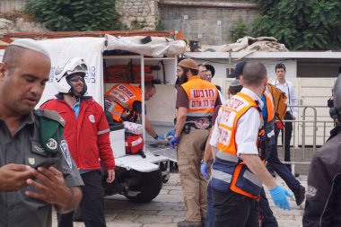 Kurtarma ekipleri ve İsrailli polisler 7 Ekim 2015 'te eski Kudüs şehrine geldiler..