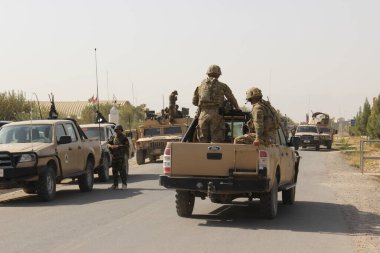 AfghANISTAN, Kunduz: Afganistan 7 Ekim 2015 'te Afganistan' daki operasyondan önce Afgan güvenlik güçleri teçhizatlarını ve silahlarını hazırladı