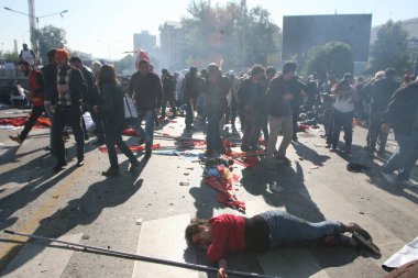 TÜRKİH, Ankara: 10 Ekim 2015 'te Ankara' da en az 30 kişinin hayatını kaybettiği terör saldırısının yaralılarına yardım. 
