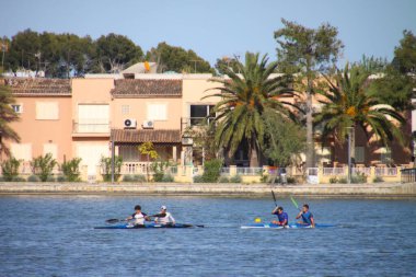 Mallorca 'da tekneler ve insanlar var.