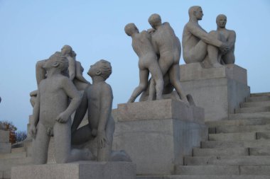Mavi gökyüzü arkaplanındaki heykel