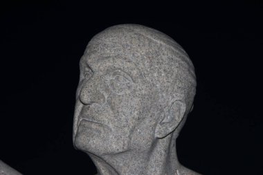 Koyu arkaplanda heykel