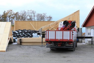 İnşaat alanındaki kamyon. Yeni binanın inşaatı