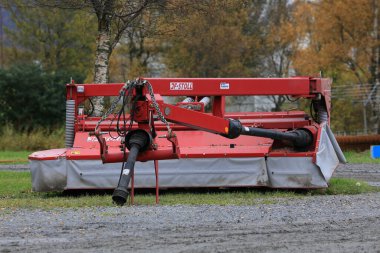 Çiftlikteki traktor