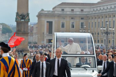 İTALYA - VATİKAN - POPE FRANCIS SANDALS EDİYOR