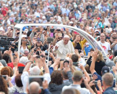 İTALYA - VATİKAN - POPE FRANCIS SANDALS EDİYOR