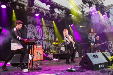 Festivalde Kokteyl Terlikleri gösterisi