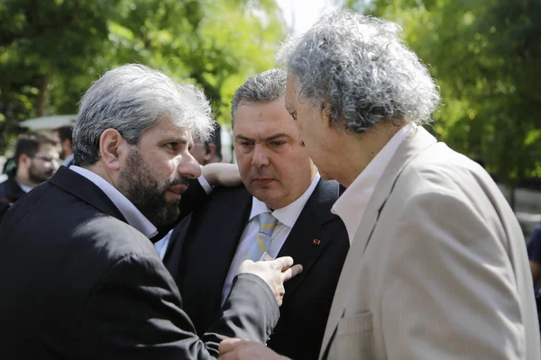 希腊政府部长在2015年9月23日于希腊雅典举行宣誓就职仪式后离开总统官邸 — 图库照片