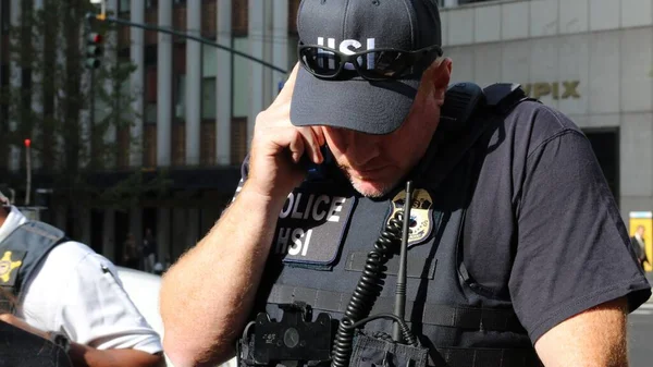 Stany Zjednoczone Nowy Jork Policjant Stoi Straży Pobliżu Siedziby Onz — Zdjęcie stockowe