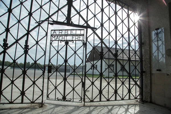 Germany Dachau Words Arbeit Macht Frei Lit Work Brings Freedom — Stock Photo, Image