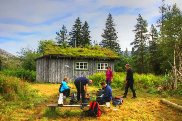 People Wooden Hut Norway — Stock Photo, Image