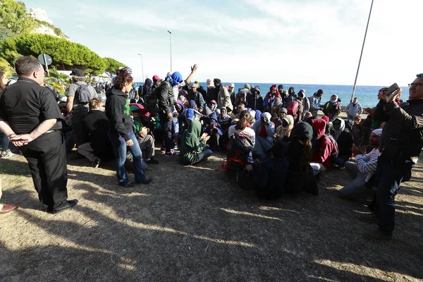 Italy Ventimiglia Evacuating Camp Migrants Get Bus Welcomed Croix Rouge — Stock Photo, Image
