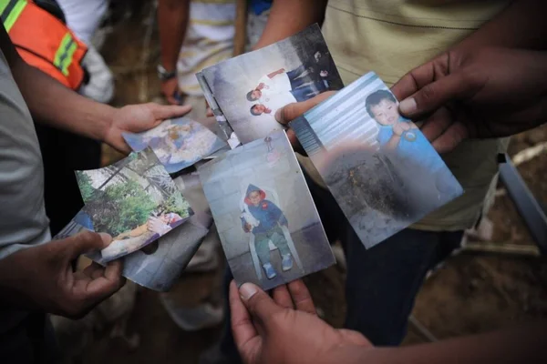 Guatemala Cambray People Look Salvage What Can Deadly Mudslide Village — Stock Photo, Image