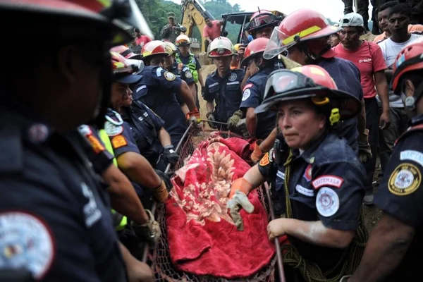 Guatemala Cambray Lidé Snaží Zachránit Mohou Smrtícím Sesuvu Bahna Vesnici — Stock fotografie