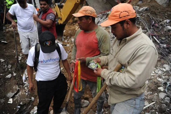 加泰马拉 Cambray 2015年10月2日 在危地马拉城以东15公里的Santa Catarina Pinula的El Cambray Ii村发生致命泥石流后 人们期待着抢救出他们能拯救的东西 — 图库照片