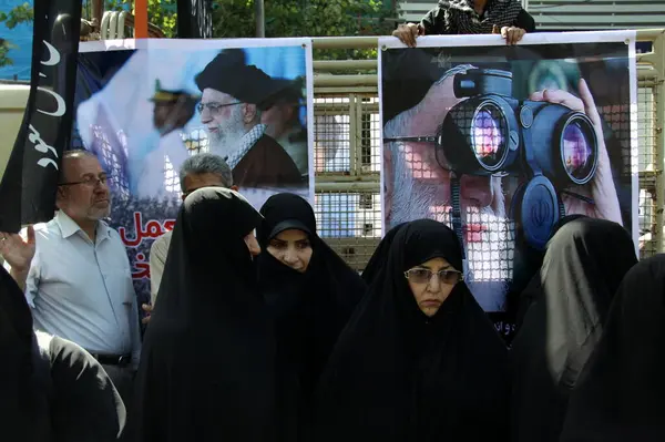 Irán Teherán Familiares Amigos Reúnen Cementerio Behesht Zahra Octubre 2015 — Foto de Stock