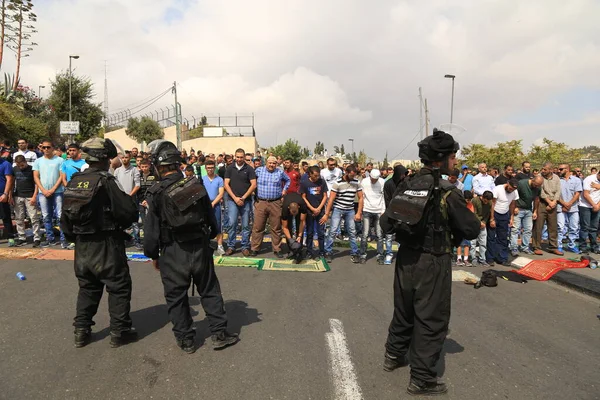 Israele Gerusalemme Forze Sicurezza Guardano Mentre Persone Pregano Fuori Dalla — Foto Stock