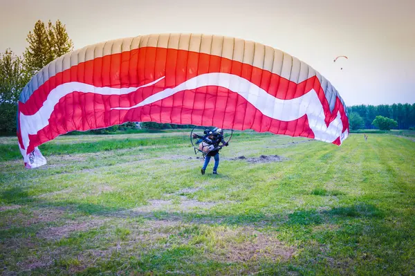 Man Motorized Paraglider Takes Field — Stock Photo, Image