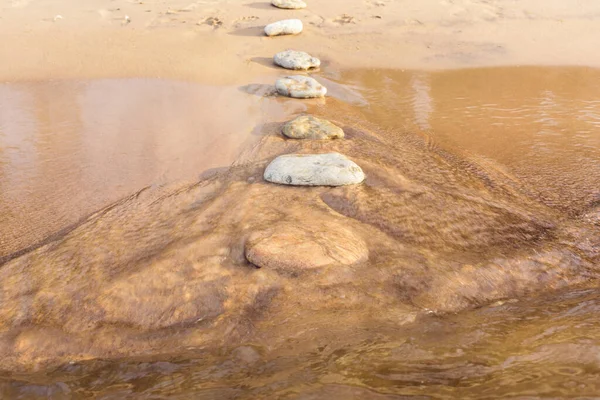 Тропа Камней Песчаном Пляже — стоковое фото