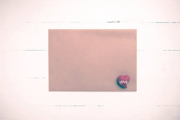 茶色の紙のビンテージ スタイルの心 — ストック写真