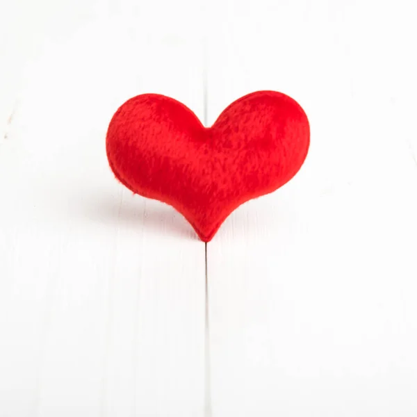 Rotes Herz Auf Weißem Hintergrund — Stockfoto