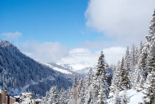 Ski Oord Besneeuwde Bergen — Stockfoto