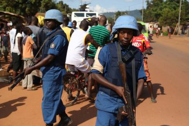 CENTRAL AFRICAN REPUBLIC, Bangui: Birleşmiş Milletler 'in Orta Afrika Cumhuriyeti, Minusca' daki Çok Boyutlu İstikrar Misyonu askerleri, 18 Ekim 2015 'te Bangui' deki bir sokakta devriye gezerken,. 