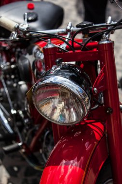 Motosikletin farları kapalı.