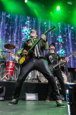 Ylvis konser programı. Norveç komedi ikilisi. profesyonel sanatçılar sahnede  