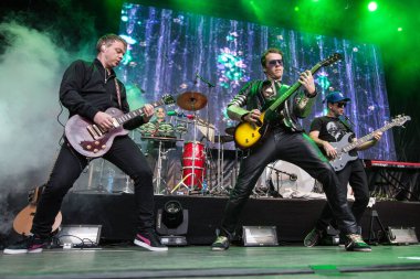 Ylvis konser programı. Norveç komedi ikilisi. profesyonel sanatçılar sahnede  