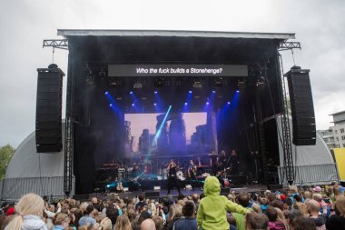 Ylvis konser programı. Norveç komedi ikilisi. profesyonel sanatçılar sahnede  