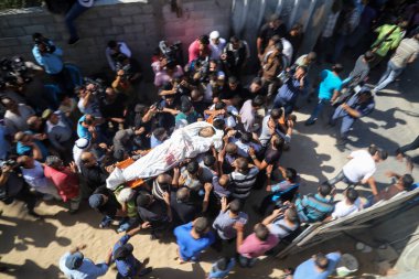 GAZA, Deir al-Balah: Relatives of the Palestinian militant Ahmed al-Sirhi, who was killed by Israeli forces on Tuesday, carry his body during his funeral in Deir al-Balah in the central Gaza Strip October 21, 2015. 