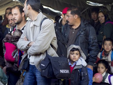 SERBIA, Berkasovo: Sırbistan 'ın Berkasovo kentinde Hırvatistan sınırında 17 Ekim 2015' te Hırvatistan 'ın Bapska kentine geçişi bekleyen mülteci aileleri görülüyor.