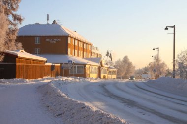 Kış mevsiminde karlı bir kasaba