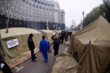 UKRAINE, Kiev: Yerel seçimlerden üç gün önce, 22 Ekim 2015 'te Kiev' de Ukrayna Bakanlar Kurulu önünde yüzlerce kişi toplandı.