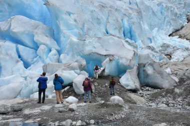 Ulusal parktaki buzulda turistler