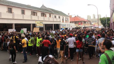 SOUTH AFRICA - 22 Ekim 2015: İki üniversiteden binlerce öğrenci, önerilen ücret artışlarını protesto etmek amacıyla Johannesburg 'daki ANC genel merkezine yürüdü.