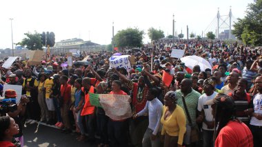 SOUTH AFRICA - 22 Ekim 2015: İki üniversiteden binlerce öğrenci, önerilen ücret artışlarını protesto etmek amacıyla Johannesburg 'daki ANC genel merkezine yürüdü.